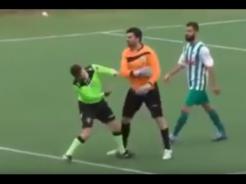 ARBITRO PICCHIATO! fischia un rigore e i giocatori lo prendono a schiaffi