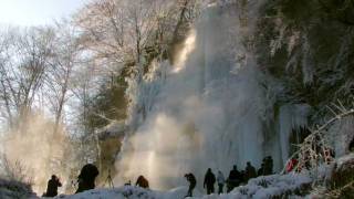 preview picture of video 'Der vereiste Uracher Wasserfall am 12.02.12'