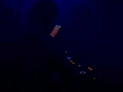 john louly chante "get far"