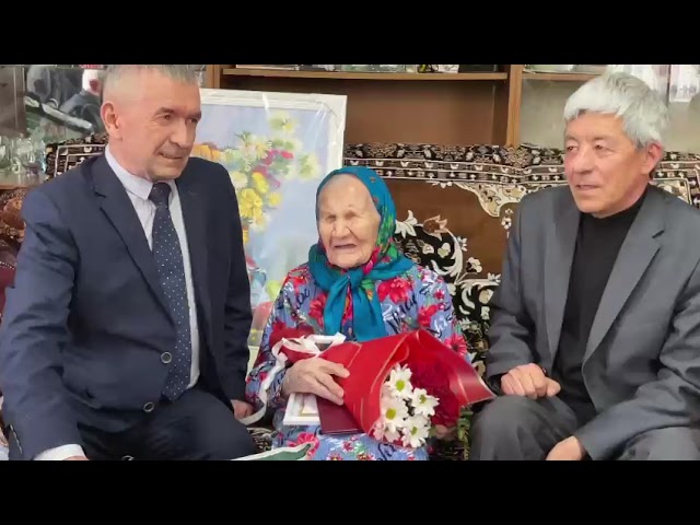 Юбилее белән котларга килүчеләрне ветеран укытучы шигырьләр сөйләп гаҗәпләндерде.