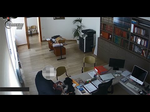 CASTELLANA GROTTE - EVADE DAI DOMICILIARI PER RUBARE IN CHIESA, ARRESTATO DAI CARABINIERI.