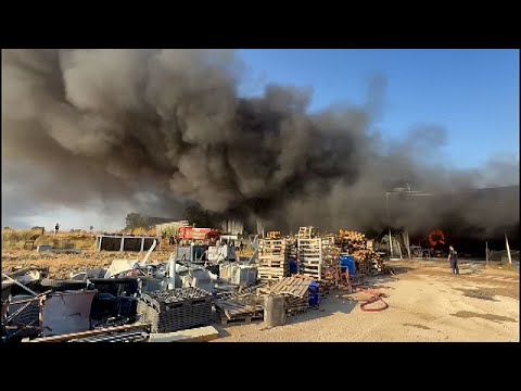 Feuer in Kühlhaus breitet sich auf Lagerhalle in Antalya aus