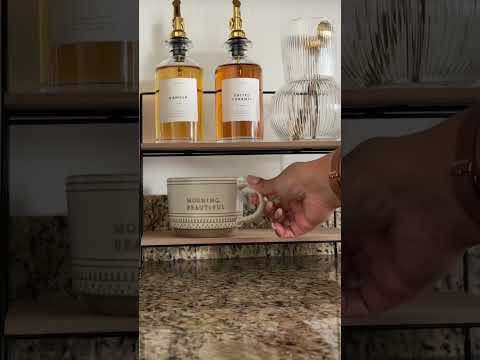 Configuração mínima de cafeteria. #homedecor #coffeebar #minimaldecor #organization #kitchendecor #shorts