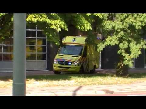 Ambulance 15-111 Delft met spoed naar de Koningin Emmalaan