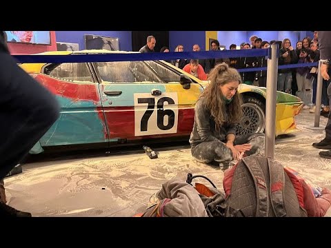 شاهد نشطاء بيئيون يرشون الطحين على سيارة لونها أندي وارهول أحد أشهر فناني أمريكا