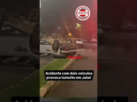 Picape Fiat capota após colisão com um Volkswagen modelo Saveiro, em Jataí