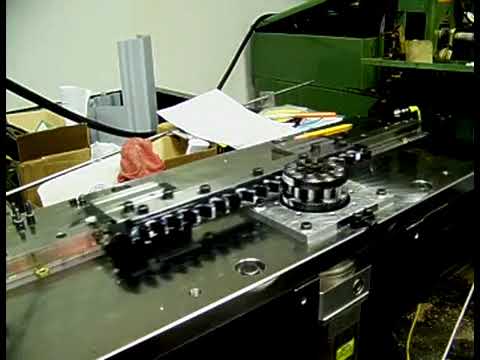 Pignon à rouleaux qui engraine sans jeu avec une crémaillère spéciale