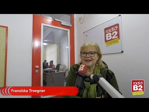 Das Publikum kennt und liebt - Franziska Troegner bei Radio B2 spricht sie über ihre Vielseitigkeit.