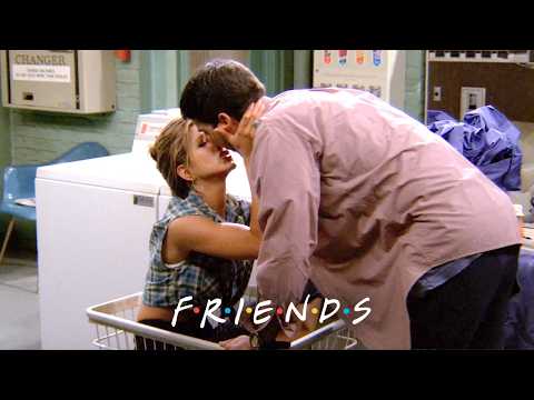 羅斯和瑞秋的 "洗衣日 "充滿激情 | Friends (Laundry Day Gets Steamy for Ross and Rachel | Friends)