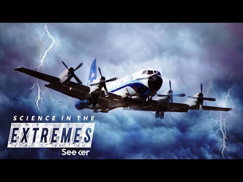 与飓风猎人一起飞行，测量风暴的力量（Fly With Hurricane Hunters as They Measure the Power of a Storm）
