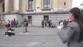 artista di strada canta bob marley e duetta con una ragazza