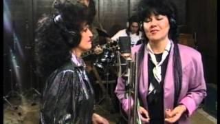 Wanda Jackson & Dolly Roll - Rip It Up