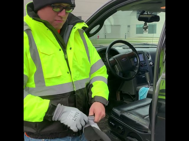 Vídeo relacionado con NewL Chaqueta reflectante con patrón de circuitos arcoíris de alta visibilidad, abrigo rompevientos holográfico, gris, XL
