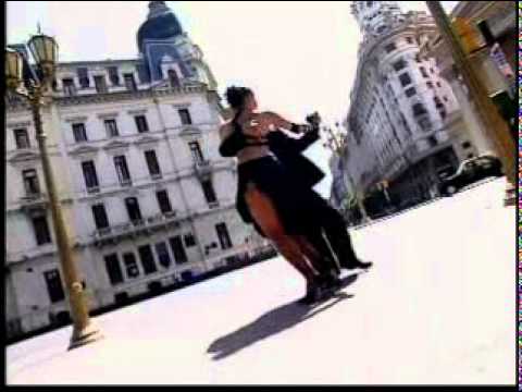Reliquia Portena (Tango). Dancing en "Plaza de Mayo".