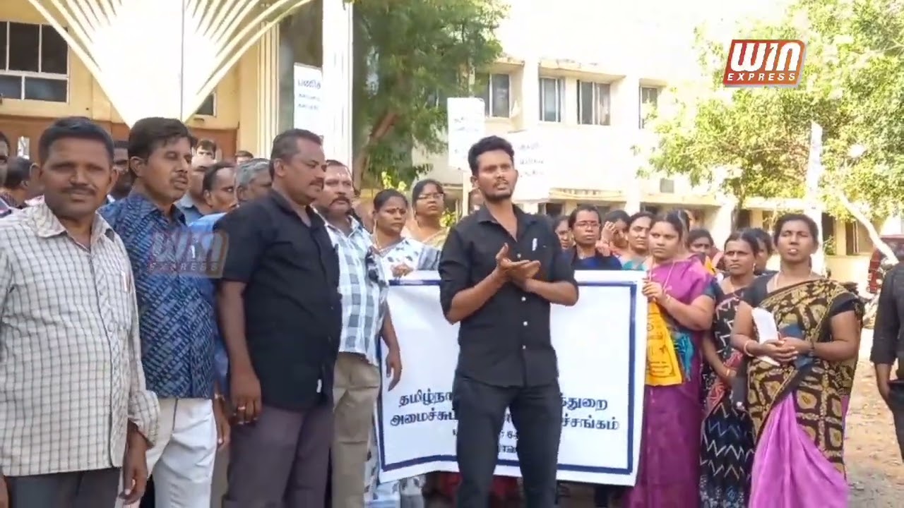 தேனியில் 9 அம்ச கோரிக்கைகளை வலியுறுத்தி தமிழ்நாடு பள்ளி கல்வித்துறை அமைச்சுப் பணியாளர்கள் நலச் சங்கத்தினர் கோஷங்களை எழுப்பி ஆர்ப்பாட்டத்தில் ஈடுபட்டனர்!