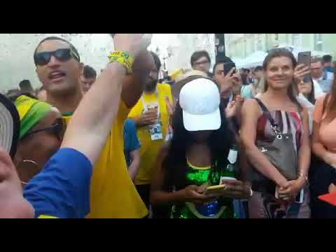 Nico Cavaco Show interpreta "Araxá", samba de 1999 da Beija Flor, e faz o chão de Moscou tremer