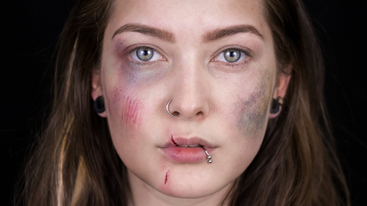 Watch Now Como fazer hematomas e cortes (maquiagem de efeitos especiais) Como fazer hematomas e cortes (maquiagem de efeitos especiais)