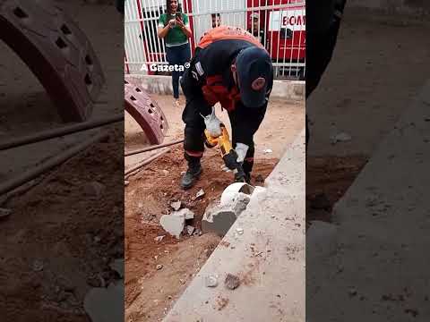 Gata presa em cano é resgatada após 3 dias  #shorts #noticias