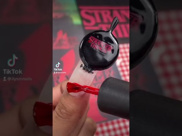 Vídeo relacionado con NETFLIX Stranger Things Gift Set with 100ml EDT Nail Polish and Retro Cassette Protective Case for Girls