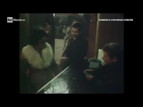 Paolo Villaggio bigliettaio al cinema, sketch per promuovere il film "Il Belpaese"