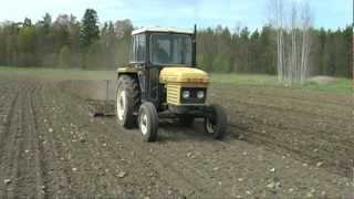 preview picture of video 'Leyland 502 traktor som harvar 2012.mpg'