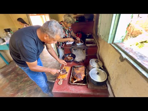 Hoje leitoa assada no forno de barro no sítio da dona Denise em Juruaia Minas Gerais…