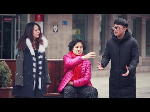 看到姑娘嫌男友窮而鬧分手，路人們會怎麼做？