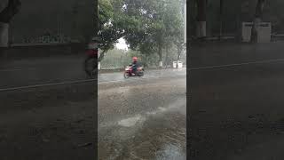 Download lagu Terjebak Hujan #shortsfeed #hujanderas #hujan #video #trending #trendingshorts #shorts mp3