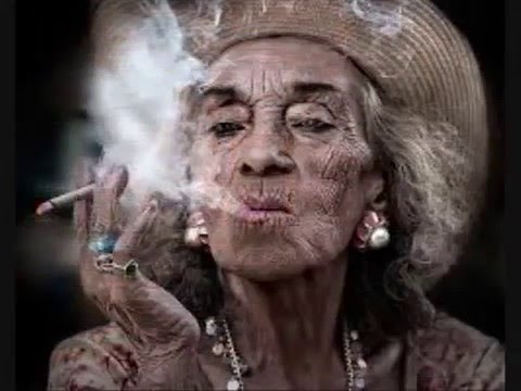 Seriozët Qesharak  - Studentja