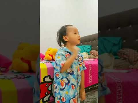 mufidah senang bermain tiktok dikamar