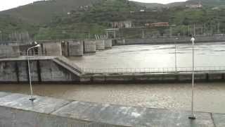 preview picture of video 'Barragem do Távora (afluente do Douro) e Barragem de Bagaúste (Douro) na sua cota máxima'