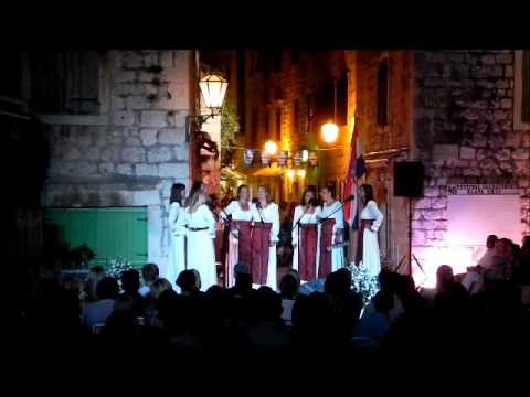 FDK Omiš 2011 - ž. klapa SKONTRADURA - Ponoć je, mila moja majko.wmv