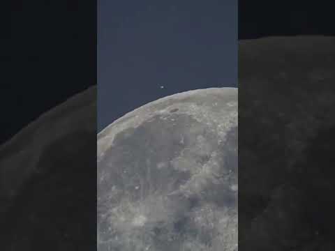 ከመሬት ወደ ጨረቃ በቴሌስኮፕ ፣ በተደረገ እይታ ላይ፣ ያልታሰበ ነገር በእይታ ውስጥ ገብቷል።