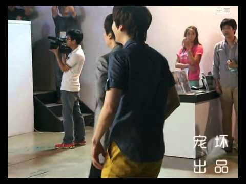 [fancam] 120814 Kyuhyun dancing to Sexy, Free & Single at S.M.ART Exhibition