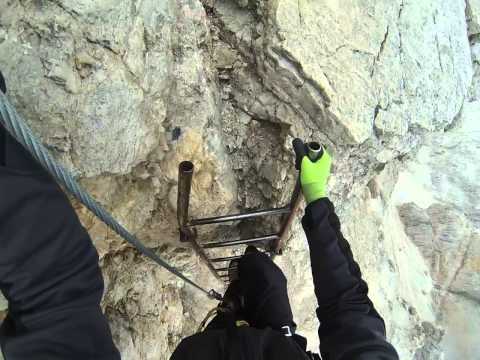 Marino Bianchi Klettersteig Christallo Cortina D'Ampezzo eine der Schlüsselstellen beim Aufstieg.