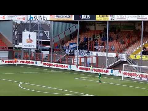De Graafschap wordt in Volendam gesteund door hun trouwe supporters.