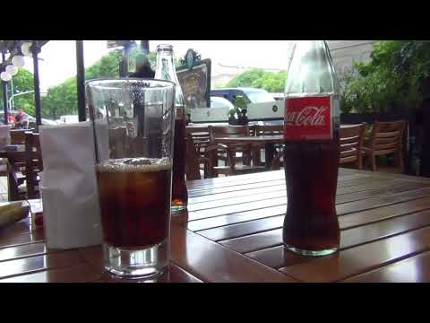 Kyparen glömmer något....What does the waiter do?