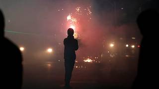 Fuegos artificiales, cócteles molotov y cañones de agua en la escalada de disturbios en Albania