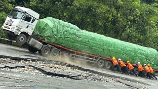 Download lagu The Worst Day for a Super Long Truck on the World's Extreme Roads mp3