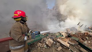 Derrumbe de un edificio en el sur de Líbano tras un ataque israelí a una entidad ligada a Hezbolá