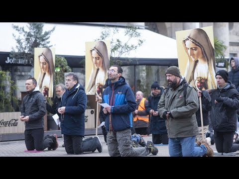 Muškarci opet klečali na Trgu: Molili da žene budu čedne, a oni autoriteti u katoličkom braku