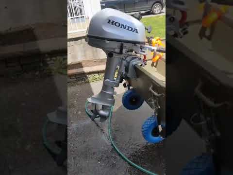 Honda BF5 Outboard - Demonstrating the fresh water flushport and outboard motor flush kit in action