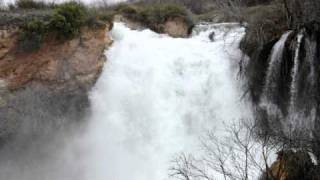 preview picture of video 'Cascada, salto de Agua del Hundimiento en las Lagunas de Ruidera (ciudad Real)'