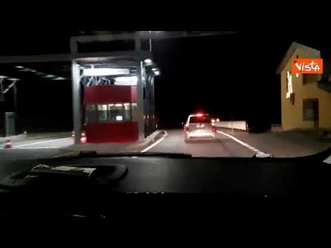 Dopo lo sci in Svizzera, controllo alla dogana italiana: "Prego, andate"