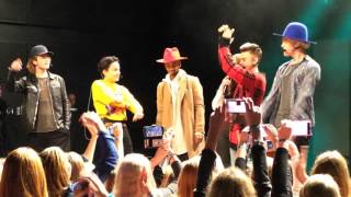 B-Brave zingt Tot In De Nacht met een fan @ De Vorstin, Hilversum (Soundcheck BAD-Tour)