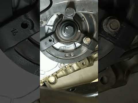 How to hold the crank pulley while tightening