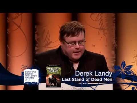 Derek Landy winning the Specsavers Children's Book of the Year Senior in 2013