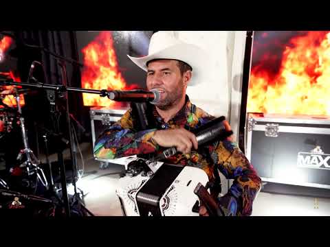 LEONEL EL RANCHERO - EN VIVO - SE ME CALENTO EL TERRENO