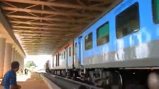 preview picture of video '12026 Secunderabad - Pune Shatabdi Express piercing through Hi-tech City'