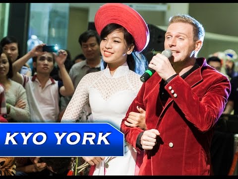 Thể hiện bởi Kyo York
